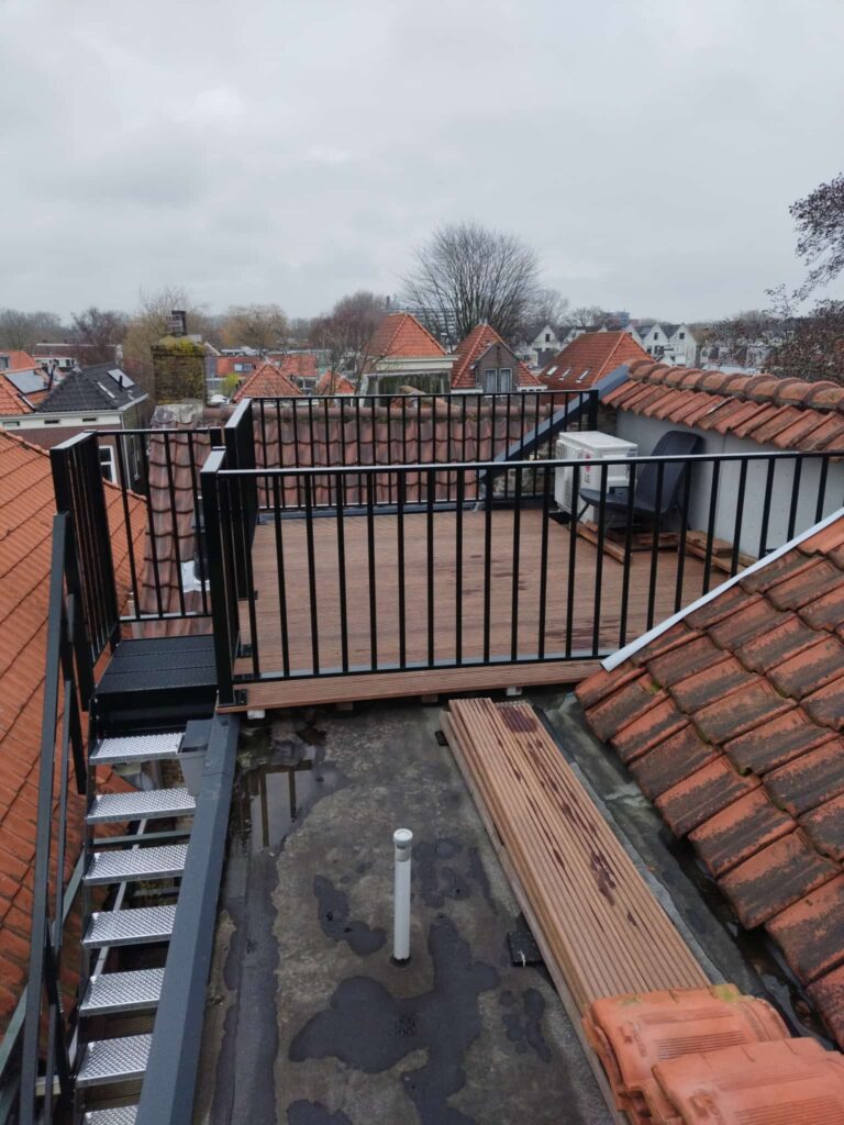 Dakterras met hekwerk